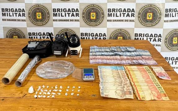 Ação do 3º BPChoque apreendeu porções de cocaína, crack, dinheiro e câmeras de monitoramento na manhã desta quarta-feira