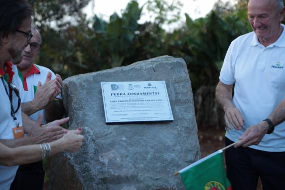 Lançamento da pedra fundamental marca avanço do projeto da Casa Cultural da Associação Portuguesa na Praça das Etnias, em Santa Rosa. Espaço inspirado na Torre de Belém terá foco na valorização da cultura portuguesa e deverá se tornar novo ponto turístico do município.