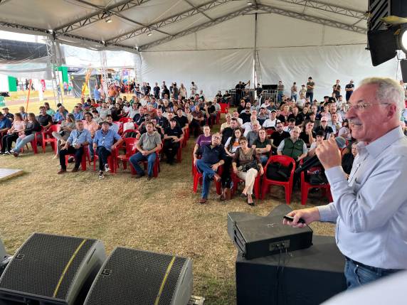 Seminário Regional de Solos reuniu especialistas, produtores e estudantes na Fenasoja 2026 para debater conservação, manejo sustentável e soluções para superar barreiras produtivas no campo