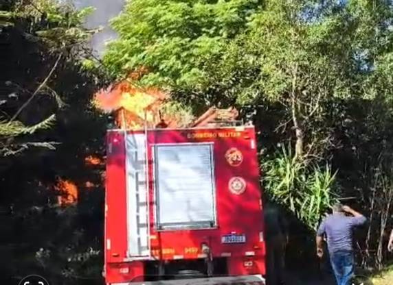 Idosa e criança de 3 anos conseguiram sair do imóvel antes que as chamas se espalhassem