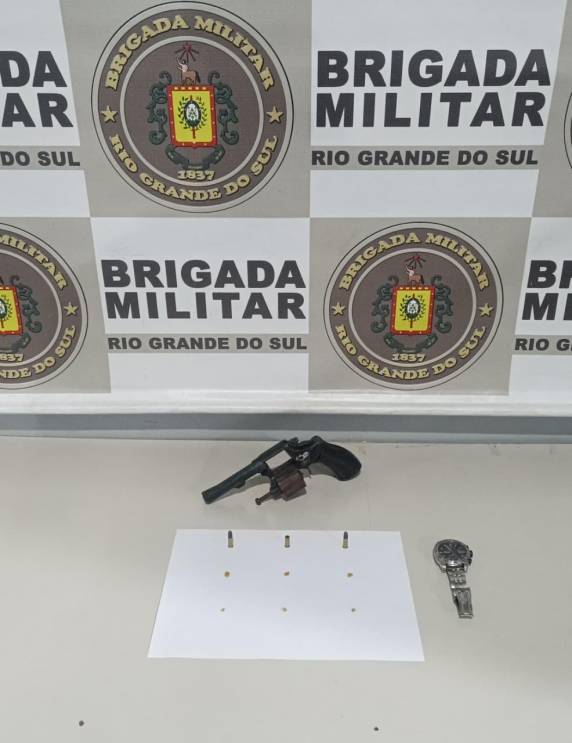 Suspeito foi abordado pela Brigada Militar no bairro Luiz Fogliato após denúncias de disparos de arma de fogo; revólver e pedras de crack foram apreendidos.