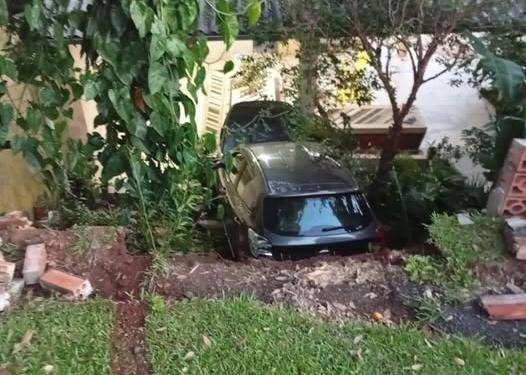 Acidente ocorreu no fim da tarde desta terça-feira (12); veículo ficou suspenso pela estrutura de uma residência no bairro Cidade Alta