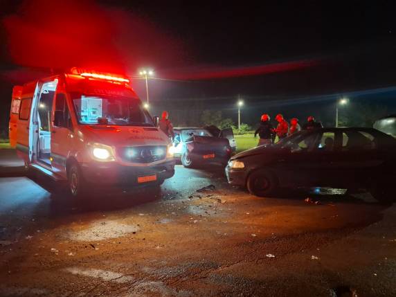 Colisão entre um Monza e um Siena mobilizou Brigada Militar, SAMU e Corpo de Bombeiros na noite desta terça-feira (12)