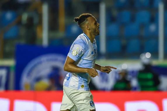 Tricolor contou com dois gols de Braithwaite e um de Willian para avançar na competição