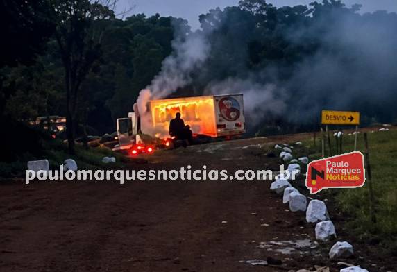 Moradores ajudaram o motorista a controlar as chamas e evitaram que o fogo atingisse a carga de paletes