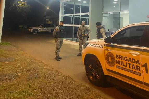 Policial foi até a residência após ouvir pedidos de socorro. Dois dos três suspeitos foram atingidos por tiros, mas não correm risco de vida