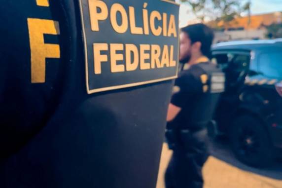 São cumpridos dois mandados de busca e apreensão, além de medidas cautelares. Uma delas é a suspensão do exercício da função pública do investigado