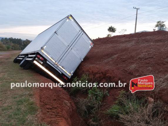 Motorista de 24 anos foi socorrido pelo Corpo de Bombeiros após acidente registrado na manhã desta sexta-feira (22)