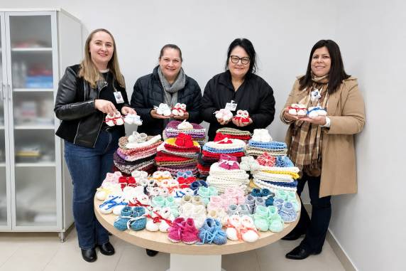 Toucas e sapatinhos confeccionados por grupo de amigas irão beneficiar pacientes de diferentes idades durante o inverno