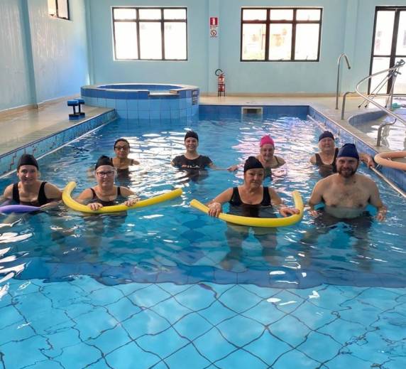 Sessões semanais de hidroterapia em grupo são realizadas no Centro Regional de Reabilitação Física e Visual, em Giruá, oferecendo mais qualidade de vida, bem-estar físico e apoio à reabilitação de pacientes com dificuldades motoras, ortopédicas e neurológicas.