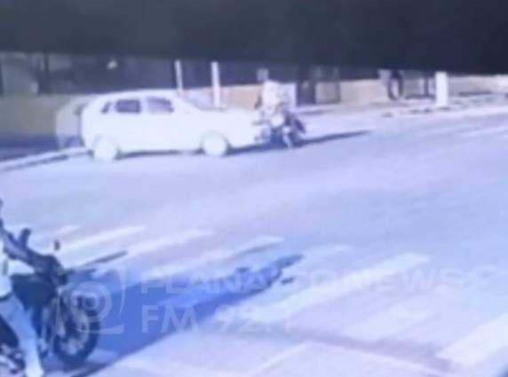 Acidente ocorreu no bairro Vera Cruz e foi registrado por câmeras de videomonitoramento; vítima sofreu ferimentos leves