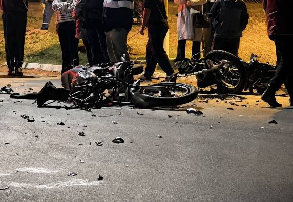 Alex Sandro Souza do Canto, de 42 anos, não resistiu aos ferimentos e morreu no local; outro condutor ficou gravemente ferido e foi socorrido pelo SAMU