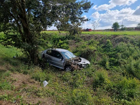 Condutora perdeu o controle de um Peugeot 207 próximo ao aeroporto e veículo desceu barranco às margens da rodovia