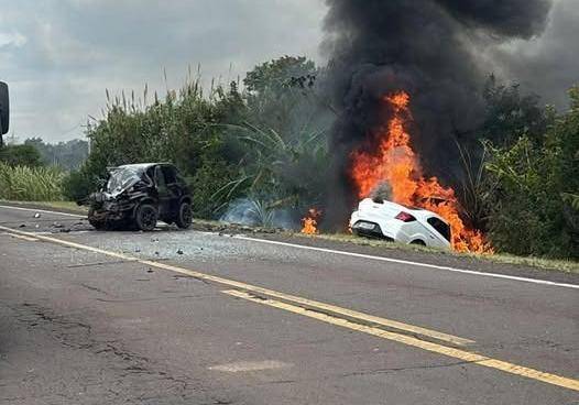 Colisão entre dois veículos provocou incêndio e bloqueio total da rodovia na manhã deste sábado (23)
