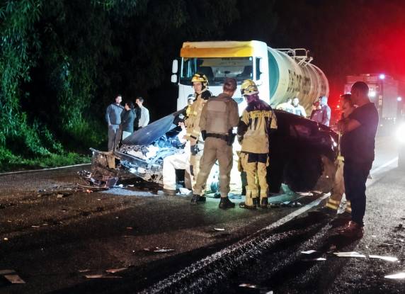 Capotamento seguido de colisão contra árvores ocorreu na localidade de Esquina Konrad; outra pessoa ficou ferida