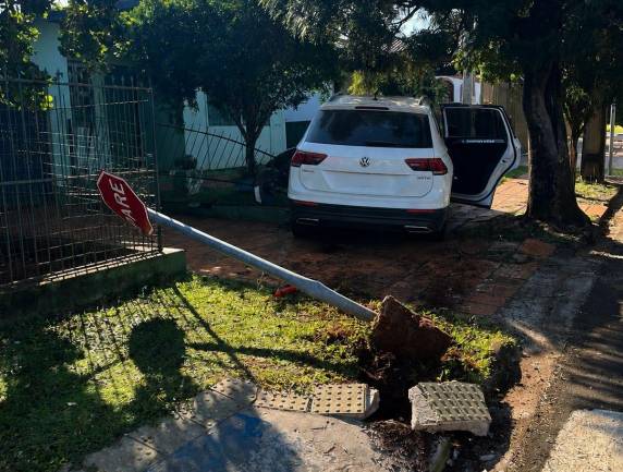 Acidente ocorreu no bairro São Francisco e veículo atingiu grades de uma residência após a colisão