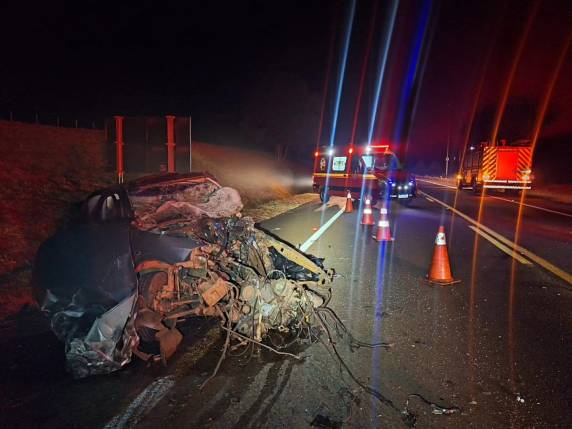 Condutor de um GM Astra morreu no local após ficar preso às ferragens em colisão com uma Toyota SW4 na BR-386, em Santo Antônio do Planalto. Outras duas pessoas ficaram feridas e receberam atendimento das equipes de resgate.