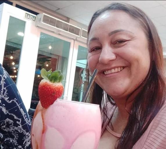Mulher de 40 anos foi encontrada morta no bairro Santa Bárbara; companheiro é apontado como principal suspeito e o caso será investigado pela Polícia Civil