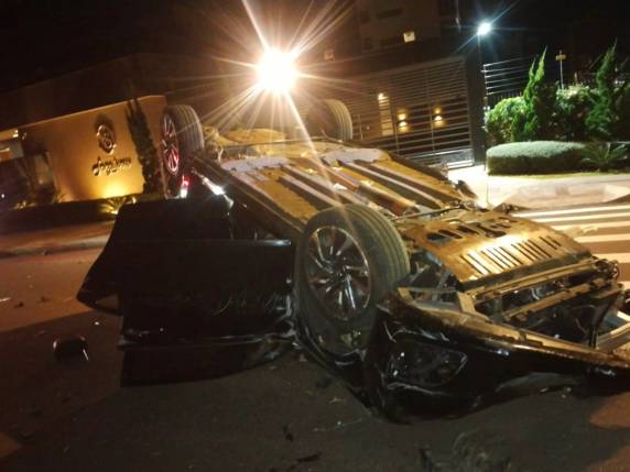 Acidente ocorreu na madrugada desta segunda-feira (25), no bairro Rodrigues; causas ainda serão investigadas pelas autoridades.