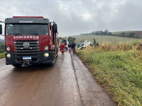 Motorista de um Ford Fiesta Sedan ficou preso às ferragens e foi resgatado por equipes dos bombeiros e do SAMU na manhã desta segunda-feira (25)