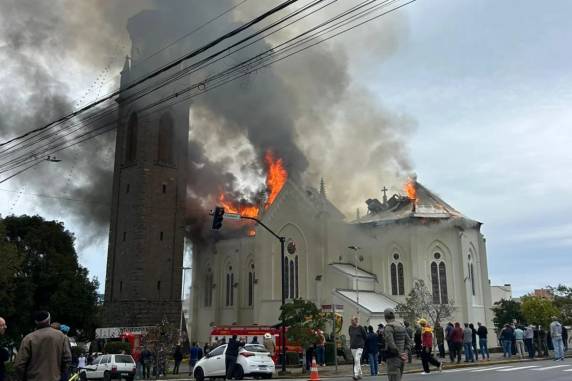 Chamas atingiram a igreja Nossa Senhora de Lourdes, na Avenida 25 de Julho