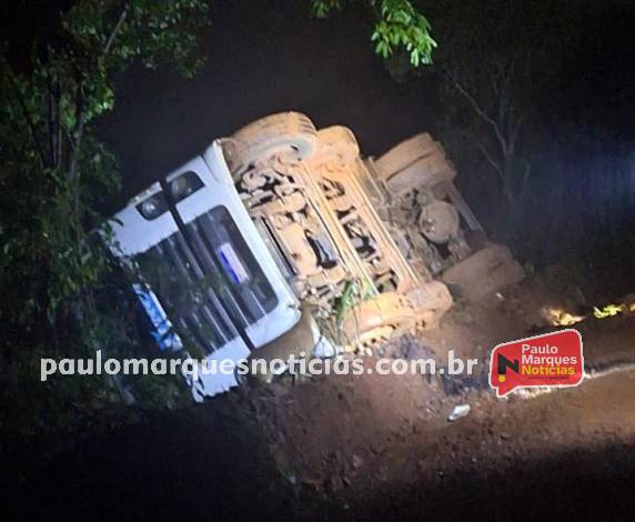 Acidente ocorreu na localidade de Esquina Krever durante a chuva; motorista não ficou ferido
