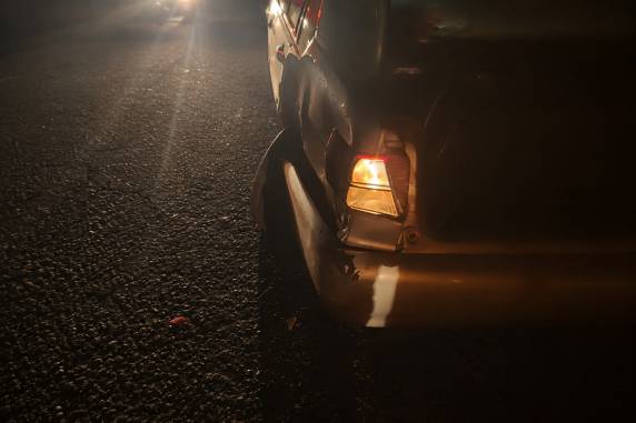 A vítima de 59 anos foi atingida por outro veículo enquanto verificava o Santana da família às margens da rodovia. O motorista envolvido fugiu do local sem prestar socorro.