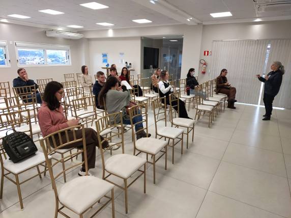Capacitação gratuita reuniu fotógrafos, filmmakers, doulas e profissionais da saúde para orientar sobre protocolos de segurança, ética e atuação adequada em áreas restritas do Hospital Vida & Saúde.