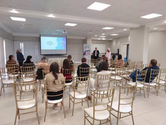 Capacitação gratuita reuniu fotógrafos, filmmakers, doulas e profissionais da saúde para orientar sobre protocolos de segurança, ética e atuação adequada em áreas restritas do Hospital Vida & Saúde.