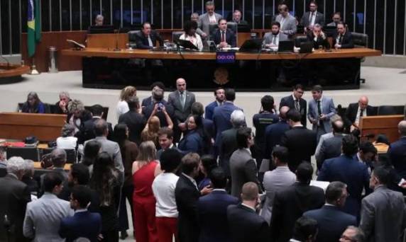 A proposta que acaba com a escala 6x1 e reduz a jornada semanal de trabalho para 40 horas foi aprovada pela Câmara dos Deputados em dois turnos e agora segue para análise do Senado. O texto prevê duas folgas semanais sem redução salarial e estabelece uma transição gradual na carga horária dos trabalhadores.