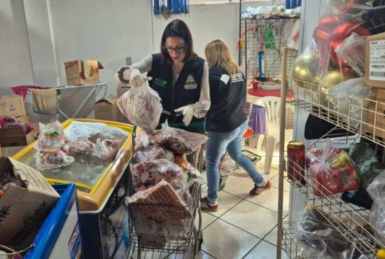 Operação do Programa Segurança dos Alimentos apreendeu cerca de duas toneladas de produtos impróprios para consumo em mercados de Braga, no Noroeste do Estado. Um dos estabelecimentos foi interditado devido às péssimas condições de higiene, com presença de moscas, baratas e alimentos vencidos, incluindo carnes, pescados e bebidas fora da validade.