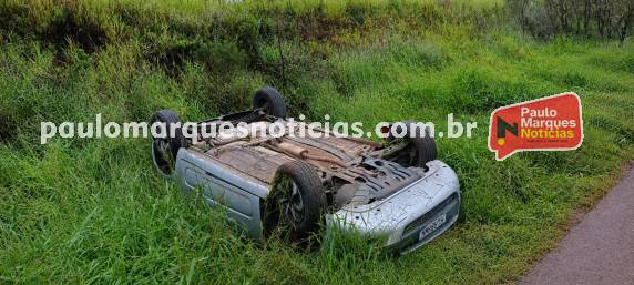 Condutora de Fiat Uno recusou atendimento após acidente ocorrido na manhã deste sábado (30)