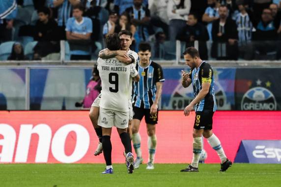 Tricolor abriu o placar com Mec, mas o Timão buscou a vitória com André Luiz, duas vezes, e Kaio César. Com o resultado, equipe gaúcha segue próxima do Z-4