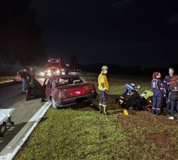 Acidente envolvendo um Chevrolet Monza mobilizou equipes do Corpo de Bombeiros, SAMU e PRF na noite deste sábado (30)