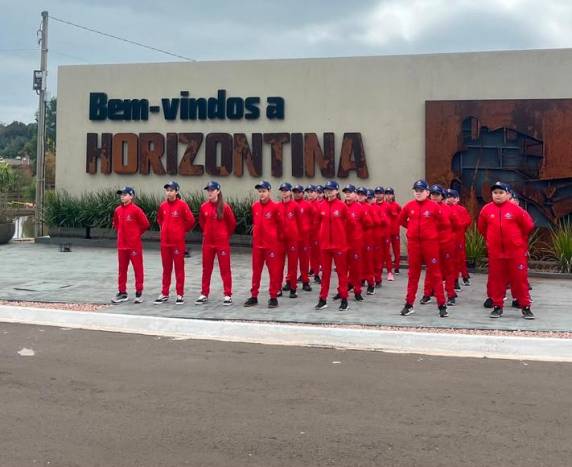 Parceria entre instituições e empresas garantiu os novos uniformes para os alunos do projeto