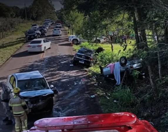 Colisão envolvendo vários veículos mobilizou equipes de resgate na tarde deste domingo; um dos automóveis capotou às margens da rodovia