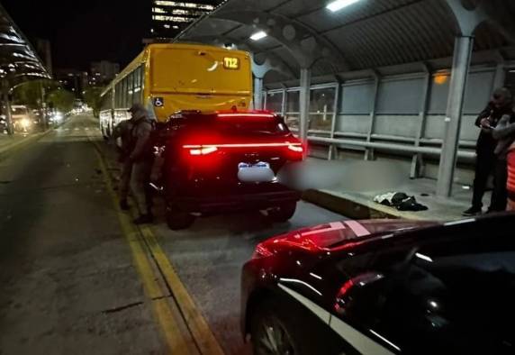 Segundo a Polícia Civil, dois homens armados chegaram de motocicleta ao estabelecimento localizado na região das avenidas Protásio Alves e Carlos Gomes