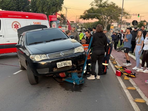 Vítima caiu na pista após se envolver em incidente na ciclovia e foi atingida por um automóvel; trânsito permanece bloqueado para perícia.