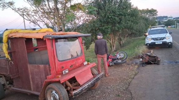 Motociclista ficou ferido em colisão com uma carreta agrícola na BR-468, em Tiradentes do Sul. A vítima foi socorrida pelo SAMU, e a PRF apura as circunstâncias do acidente.