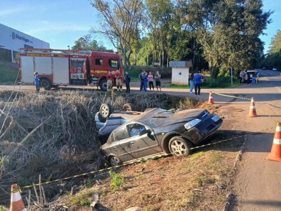 Colisão entre um Chevrolet Astra e um Kia Sportage ocorreu na RSC-453, em Estrela. O motorista do Astra morreu no local, enquanto outras quatro pessoas ficaram feridas e foram encaminhadas para atendimento médico. As causas do acidente serão apuradas pelas autoridades.