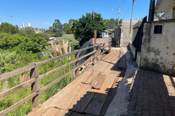 Projeto prevê a construção de um muro de contenção e outras mudanças na área. Talude desabou em 2023 e moradores convivem com riscos até hoje
