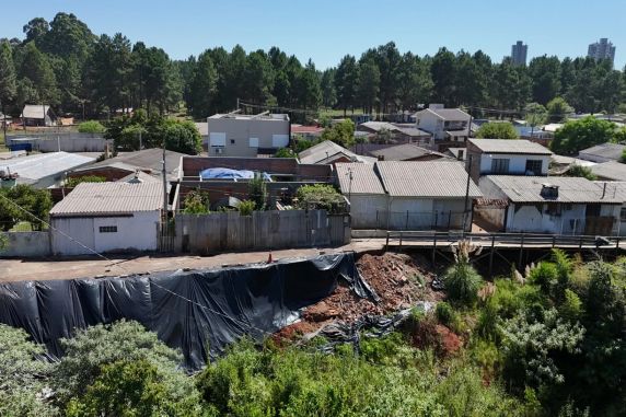Projeto prevê a construção de um muro de contenção e outras mudanças na área. Talude desabou em 2023 e moradores convivem com riscos até hoje