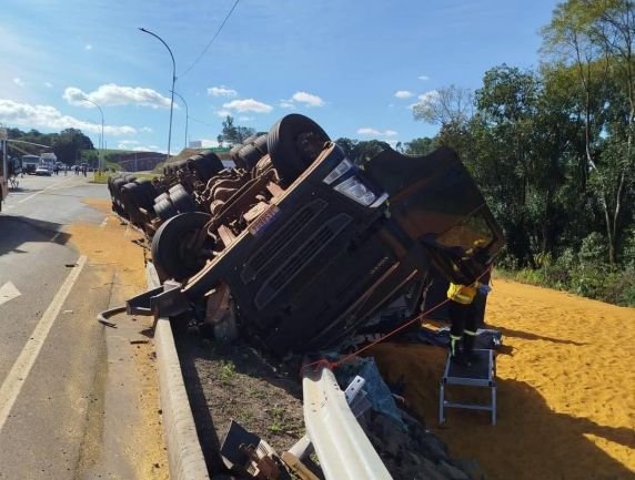 Acidente ocorreu no trevo de acesso a Cunha Porã; vítima fatal estava na cabine e foi encontrada sob a carga transportada pelo veículo