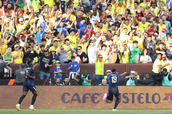 Brasil fez 2 a 1 sobre os africanos no Huntington Bank Field, nos EUA. Jogo teve lesão de Wesley, que chorou no banco de reservas
