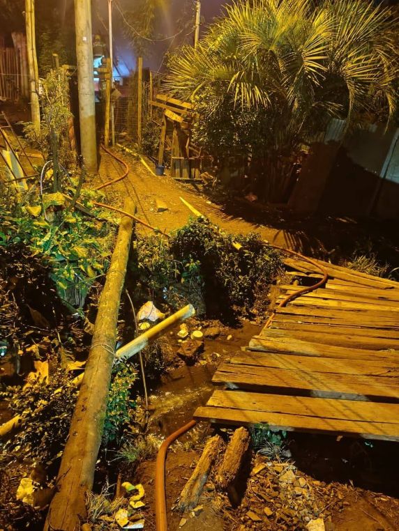 Incêndio destrói residência de madeira em Carazinho - foto 3