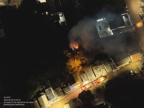 Corpo de Bombeiros evitou que as chamas se propagassem para imóveis vizinhos; não houve feridos