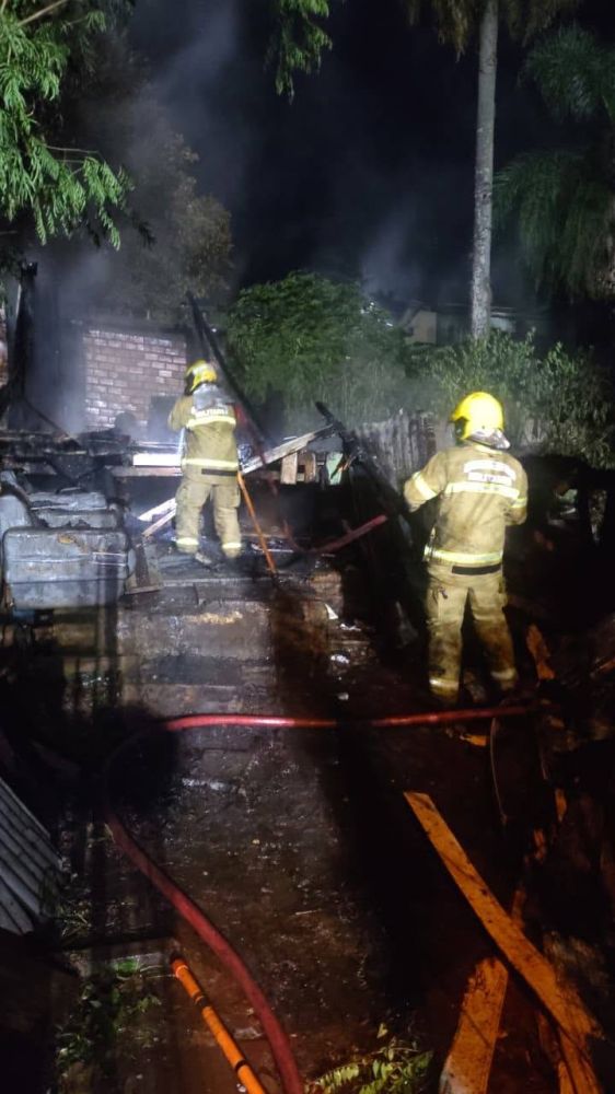 Incêndio destrói residência de madeira em Carazinho - foto 2
