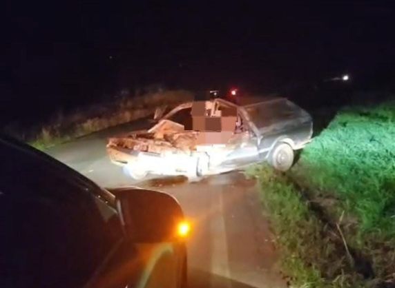 Acidente ocorreu na noite deste sábado (06); motorista da Parati foi socorrido e encaminhado ao Hospital Santo Antônio, em Tenente Portela.