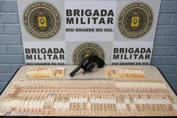 Ação da Força Tática ocorreu durante a Operação Cerco Fechado; arma, dinheiro falso, celulares e dinheiro em espécie foram apreendidos.