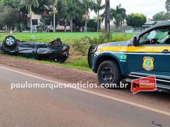 Colisão entre um Fox e uma Renault Duster ocorreu na madrugada deste domingo; vítimas foram encaminhadas à UPA para avaliação médica
